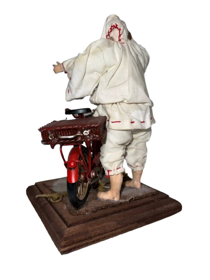 Pulcinella su Bicicletta – Scultura Artigianale Napoletana “Il Presepe di Acampora”